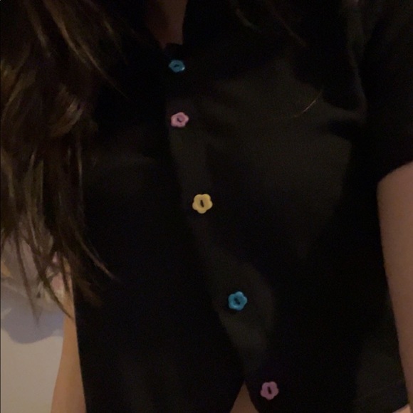 Hey!! selling this really cute black crop top it’s a medium :) - Picture 2 of 3